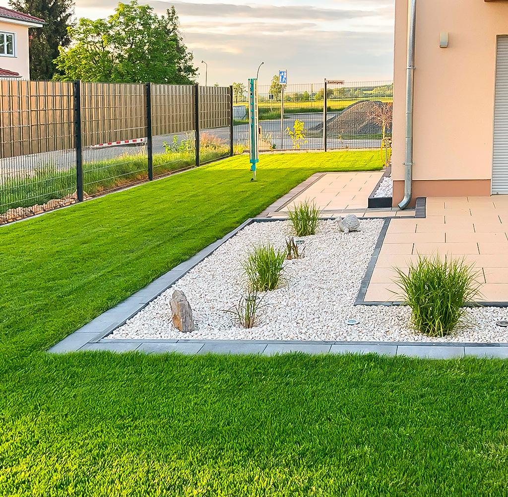 Gartenpflege Service Rollrasen Verlegen in Werder beim Kunden